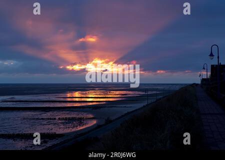 Coucher de soleil sur la mer des Wadden vu de la promenade de la plage de Norddorf, Norddorf, Amrum, Schleswig-Holstein, Allemagne, Europe Banque D'Images