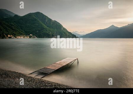 Vue sur la Villa Monastero et sur le lac de Côme, Varenna, Lombardie, Italie, Europe, exposition longue durée Banque D'Images