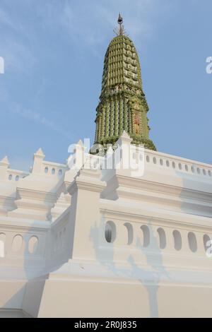 Le prang ( pagode de style khmer ) au temple de Wat Liap à Bangkok, en Thaïlande. Banque D'Images