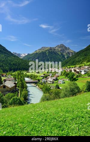 Vue de la rivière Inn à Lavin, Basse Engadine, Canton des Grisons, Suisse Banque D'Images