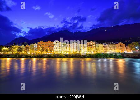 Vue sur la rivière Inn aux maisons illuminées la nuit, Karwendel en arrière-plan, Innsbruck, Tyrol, Autriche Banque D'Images