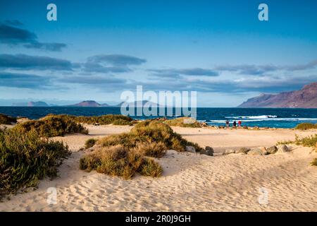 Plage, Playa de San Juan, La Caleta de Famara, Lanzarote, îles Canaries, Espagne Banque D'Images