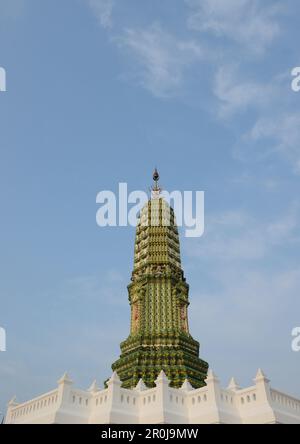 Le prang ( pagode de style khmer ) au temple de Wat Liap à Bangkok, en Thaïlande. Banque D'Images