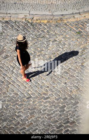 Fille vue de la tour de la cathédrale, Faro, Algarve, Portugal Banque D'Images