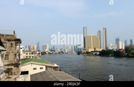 Bâtiment Baan Chaopraya, Banyan Tree Residences Riverside et pagode Chee Chin Khor. Bangkok, Thaïlande. Banque D'Images