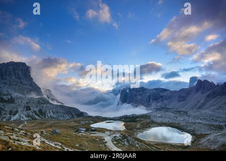 Nuages au-dessus du lac Boedensee, cabane Drei-Zinnen-Huette, Rifugio Antonio Locatelli, Tre cime di Lavaredo, site du patrimoine mondial de l'UNESCO Dolomites, Sextener D Banque D'Images