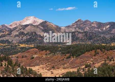 Pagosa Peak, qui est de 12 640 pieds, s'élève au-dessus d'une vallée au nord de Pagosa Springs Colorado. Banque D'Images