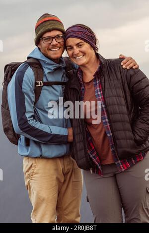 Le photographe de la destination du mariage prend des photos de mariage d'engagement de couple d'âge moyen à Hurricane Ridge dans le parc national olympique. Banque D'Images