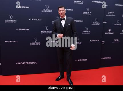 Paris, France. 8th mai 2023. Le joueur de football polonais Robert Lewandowski arrive au tapis rouge avant la cérémonie des Laureus World Sports Awards 2023 à Paris, en France, au 8 mai 2023. Credit: Gao Jing/Xinhua/Alamy Live News Banque D'Images