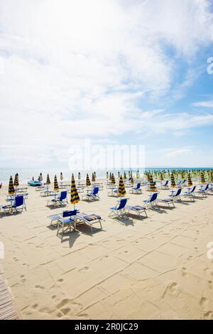 Chaises de plage et plage, Follonica, province de Grosseto, Toscane, Italie Banque D'Images