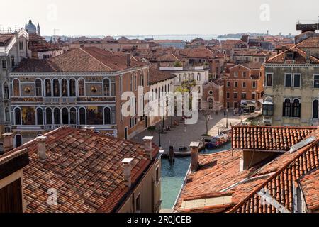 Vue depuis le Conservatoire de musique, sur les toits de tuiles, Canal Grande et Rio de San Vio et Palazzo da Mulo Morosini, Venise, Italie Banque D'Images