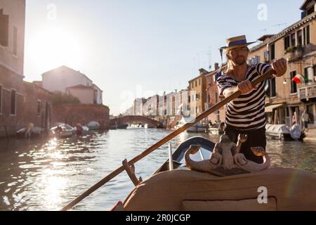 Gondolier Kuba, aviron sur un canal à Cannaregio, balade touristique, tourisme, Venise, Vénétie, Italie Banque D'Images