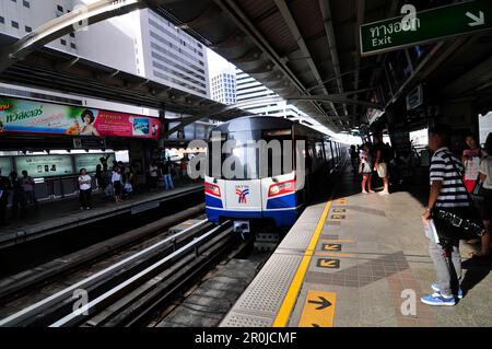 Passagers attendant l'arrivée du BTS Skytrain. Bangkok, Thaïlande. Banque D'Images