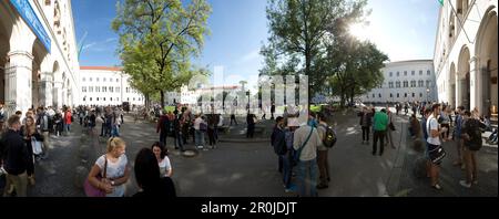 Etudiants à Geschwister-Scholl-Platz (Scholl Plaza des frères et sœurs), Université Ludwig Maximilian, Munich, Bavière, Allemagne Banque D'Images