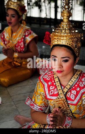 Les danseurs thaïlandais se font une préforme au sanctuaire d'Erawan, dans le centre de Bangkok, en Thaïlande. Banque D'Images