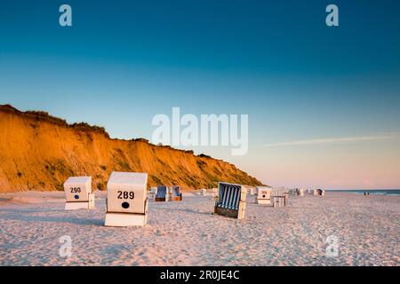 Chaises de plage sur la plage, falaise rouge, Kampen, île de Sylt, îles de la Frise du Nord, Schleswig-Holstein, Allemagne Banque D'Images