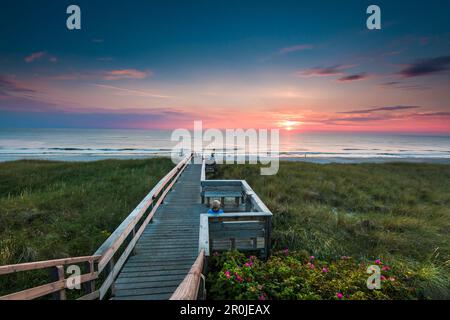 Coucher de soleil sur la mer, Westerland, l'île de Sylt, au nord de l'archipel Frison, Schleswig-Holstein, Allemagne Banque D'Images