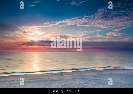 Coucher de soleil sur la mer, Wenningstedt, l'île de Sylt, au nord de l'archipel Frison, Schleswig-Holstein, Allemagne Banque D'Images