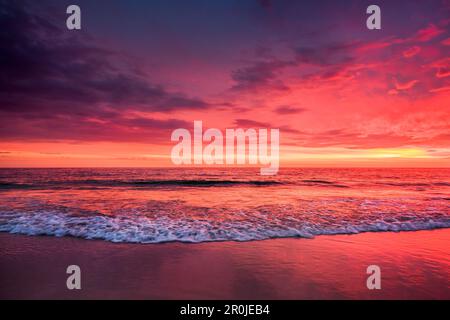 Coucher de soleil sur la mer, Westerland, l'île de Sylt, au nord de l'archipel Frison, Schleswig-Holstein, Allemagne Banque D'Images