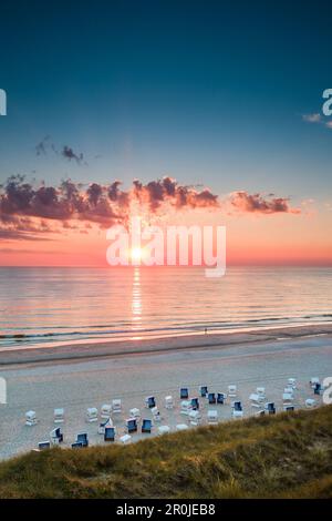 Coucher de soleil sur la mer, Wenningstedt, l'île de Sylt, au nord de l'archipel Frison, Schleswig-Holstein, Allemagne Banque D'Images