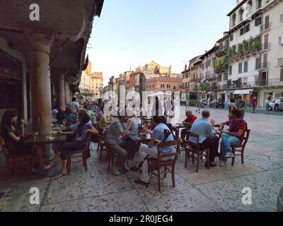 Pavement café, Piazza delle Erbe, Vérone, Vénétie, Italie Banque D'Images