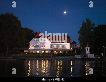 Hotel Restaurant Inselwirt en pleine lune, Fraueninsel, lac Chiemsee, Bavière, Allemagne Banque D'Images