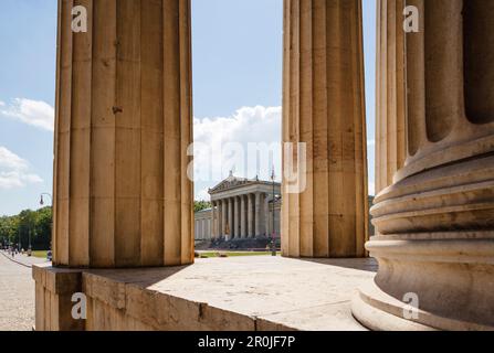 Koenigsplatz avec bâtiment pour les collections d'antiquités d'État, staatliche Antikensammlung, musée d'art pour l'art grec, étrusque et romain, architecte Banque D'Images