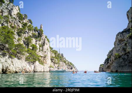 Kayak dans Calanque d'en Vau, Bouches-du-Rhône, France Banque D'Images