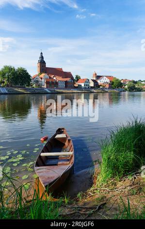 Vue sur la Havel jusqu'à la ville hanséatique Havelberg avec l'église Saint-Laurent et la cathédrale de Havelberg, Havelberg, Saxe-Anhalt, Allemagne Banque D'Images