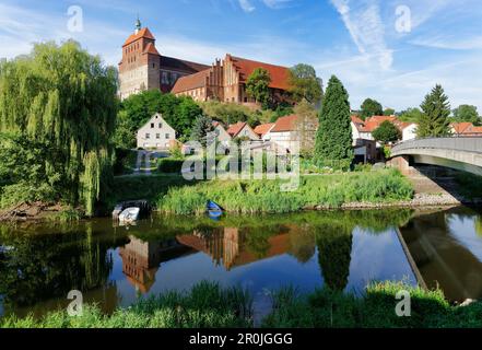 Vue sur la Havel à la cathédrale de Havelberg, ville hanséatique Havelberg, Saxe-Anhalt, Allemagne Banque D'Images