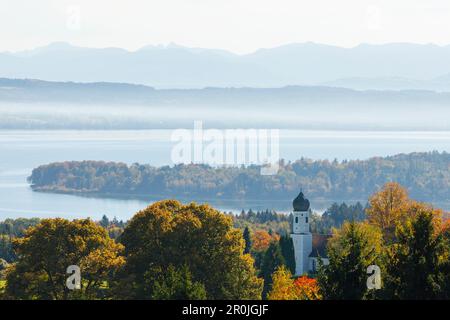 Vue d'Ilkahoehe à travers le lac Starnberg jusqu'aux alpes, automne, chapelle avec tour en forme d'oignon, près de Tutzing, région de Starnberg cinq lacs, Starnberg, B Banque D'Images