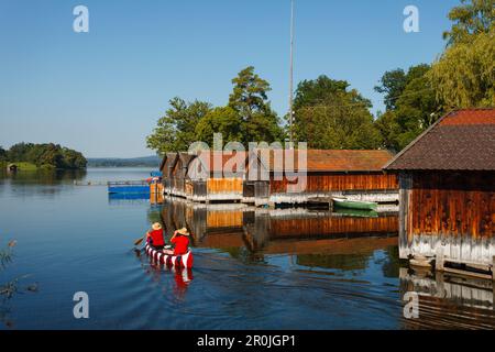 Canoéistes, serres sur le lac Staffelsee, Seehausen am Staffelsee, près de Murnau, Blue Land, quartier Garmisch-Partenkirchen, Forêt alpine bavaroise, Banque D'Images