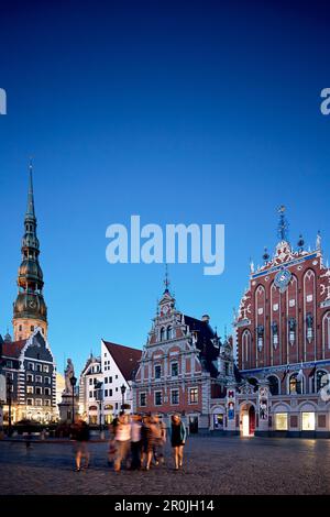 Place de l'hôtel de ville la nuit, Maison des Blackheads du 14th siècle à droite, église de St.Petri du 1209 à gauche, centre de la vieille ville, Riga, Latvi Banque D'Images