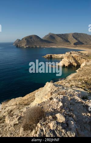 Vue d'une colline sur une matinée claire sur la côte rocheuse et un fort à Cabo de Gata dans la province d'Almeria, Andalousie, Espagne Banque D'Images