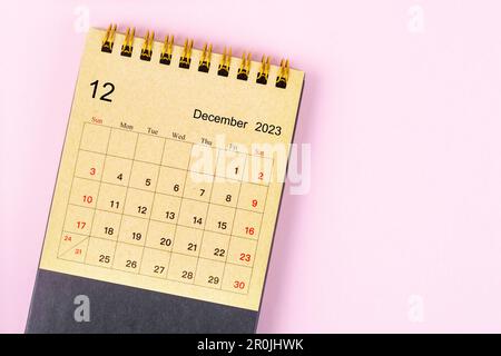 Décembre 2023 Calendrier mensuel de bureau pour 2023 ans fait à partir de papier artisanal sur fond magnifique. Banque D'Images