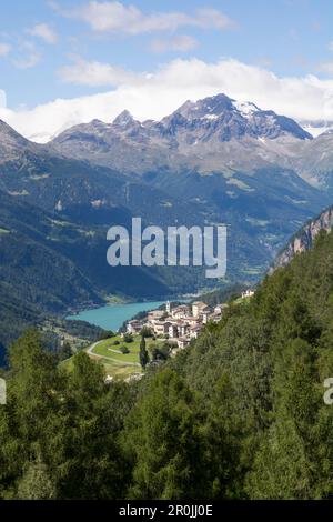 Le village de Viano haut au-dessus de la vallée de Poschiavo, entouré de forêts, au loin le lac appelé Lago di Poschiavo et les sommets du B Banque D'Images