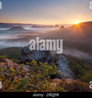 Vue de Gleitmannshorn sur le petit Zschand avec brouillard au lever du soleil avec rochers en premier plan, Kleiner Winterberg, Parc National Saxon Suisse, Sax Banque D'Images