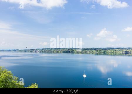 Bateau à voile sur le lac Starnberg en mai, oie survolant, surplombant Tutzing, Bavière, Allemagne Banque D'Images