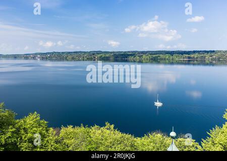 Bateau à voile sur le lac de Starnberg en mai, surplombant Tutzing, la Bavière, l'Allemagne Banque D'Images