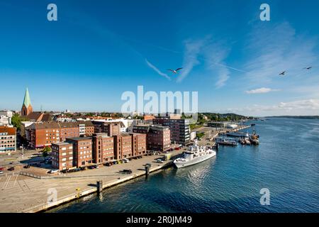 Vue vers le centre ville depuis un navire, Kiel, côte Baltique, Schleswig-Holstein, Allemagne Banque D'Images