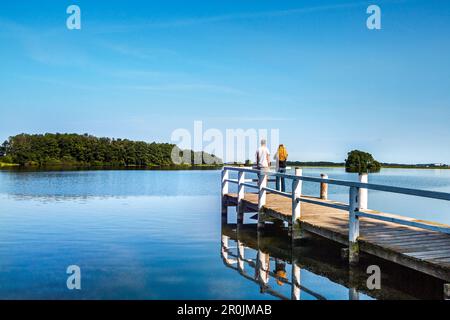 Couple sur un quai au lac Ploen, Bosau, Holstein Suisse, Ostholstein, Schleswig-Holstein, Allemagne Banque D'Images