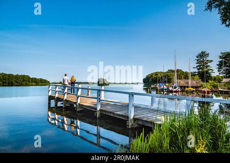 Couple sur un quai au lac Ploen, Bosau, Holstein Suisse, Ostholstein, Schleswig-Holstein, Allemagne Banque D'Images