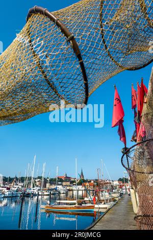 Voir à travers un filet de pêche vers la vieille ville, Flensburg, côte de la mer Baltique, Schleswig-Holstein, Allemagne Banque D'Images