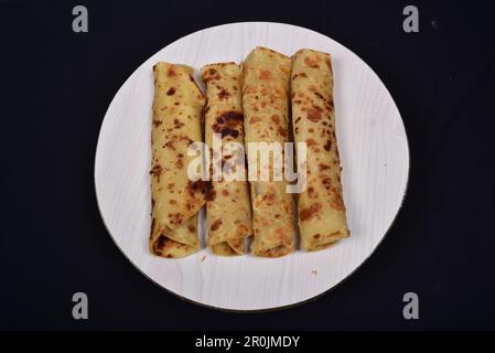 African Chapati roule sur fond noir Banque D'Images