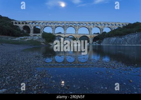 Lune au-dessus du Pont du Gard, aqueduc romain et pont, rivière Gardon, 1st siècle, patrimoine mondial de l'UNESCO, Gard, Provence, Languedoc-Roussillon, France Banque D'Images