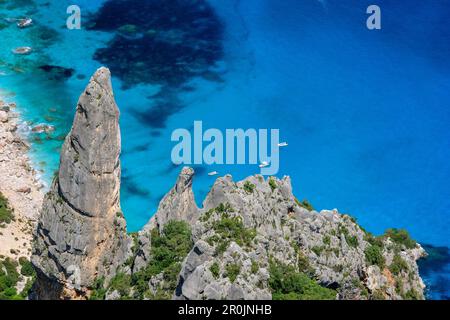 Vue de Punta Salinas à la flèche de roche et les bateaux à Cala Goloritze à la Méditerranée, Punta Salinas, Selvaggio Blu, Parc national de la baie d'Orosei a Banque D'Images