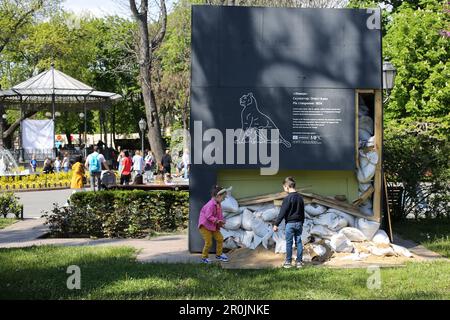 Odessa, Ukraine. 07th mai 2023. Les enfants se tiennent dans le jardin de la ville sur fond de structures protectrices pour le groupe sculptural 'Lion et Lioness'. Malgré les opérations militaires en cours contre la Fédération de Russie, la vie pacifique les week-ends à Odessa se poursuit comme d'habitude. Crédit : SOPA Images Limited/Alamy Live News Banque D'Images