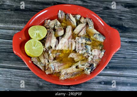 Conserves de sardines épicées dans l'huile végétale, ouverture facile, sardine poissons pilchards riches en nutriments, petit, gras poisson, une source d'acide gras oméga 3, fruits de mer Banque D'Images