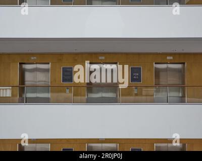 Trois ascenseurs parallèles avec portes en acier inoxydable Banque D'Images