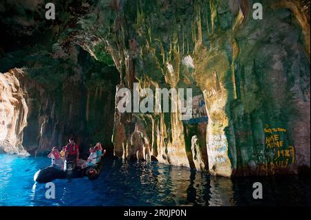 Radeau de zodiaque du bateau de croisière d'expédition MS Hanseatic (Hapag-Lloyd Cruises) à l'intérieur de la grotte de Mariner, île de Vava'u, groupe de Vava'u, Tonga, Pacifique Sud Banque D'Images